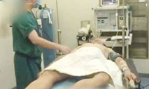 Đánh răng chưa kịp trả lời vợ, người chồng bị vợ cắt phăng `của quý`